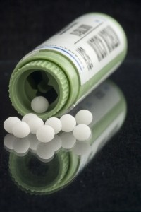 Os ensaios clínicos de melhor qualidade revelam que a homeopatia não funciona melhor do que um placebo. Crédito: Kachulev
