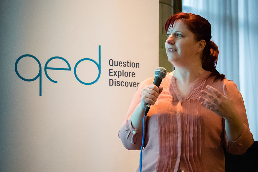 Diana Barbosa no Skepticamp da QEDcon em 2015 (Crédito: Your Funny Uncle - Wikimedia Commons)