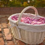 fotografia de uma cesta de picnic