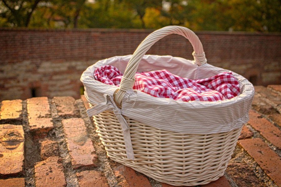 fotografia de uma cesta de picnic
