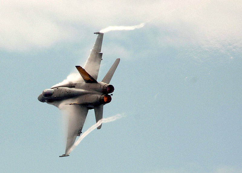 Contrail aerodinâmico num F/A-18C Hornet. Crédito: Jonathan Chandler.