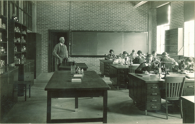 Aula de ciência, The University of Iowa, 1920s? Crédito: University of Iowa Libraries